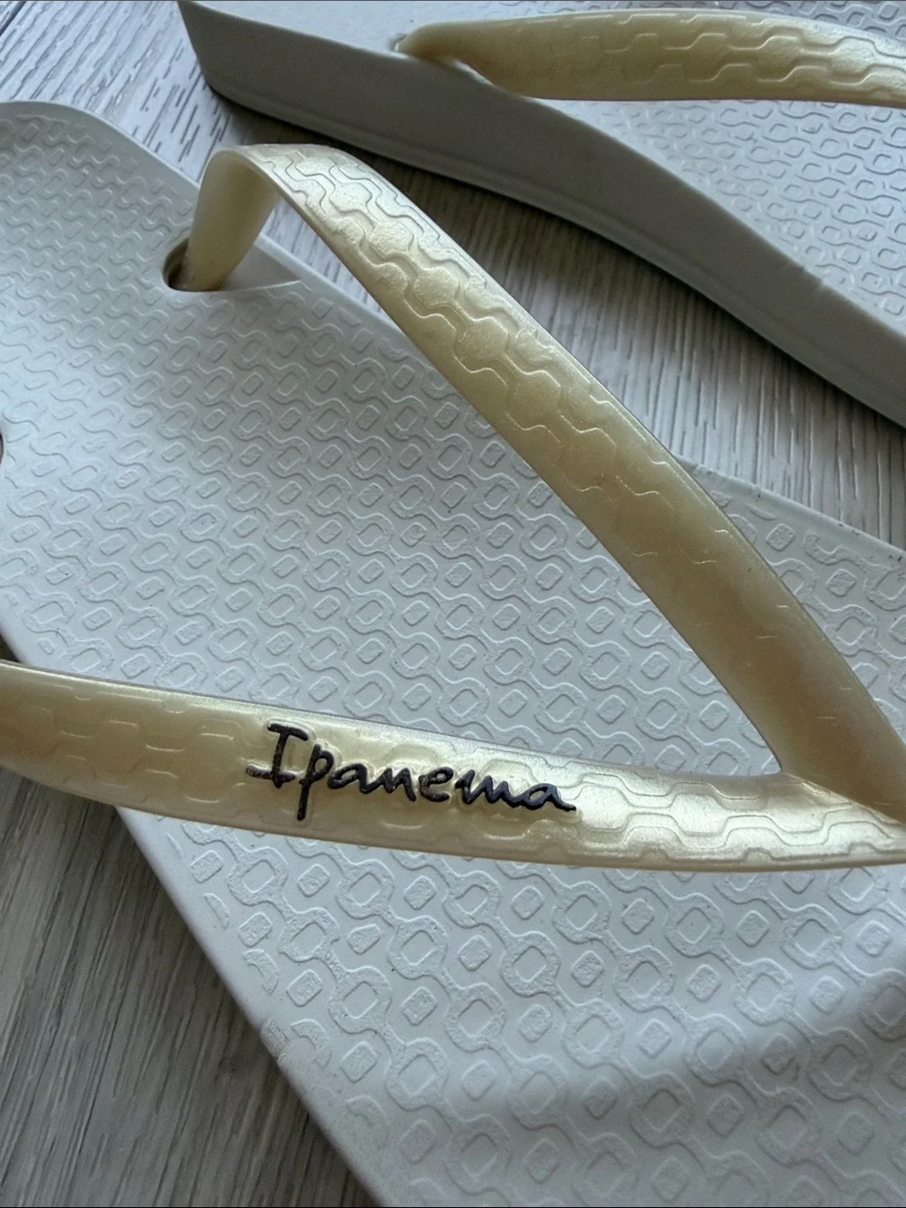 Ipanema Flip Flops NEW Women’s 10 Sandals Cream Gold Beach Cruise Vaca Travel